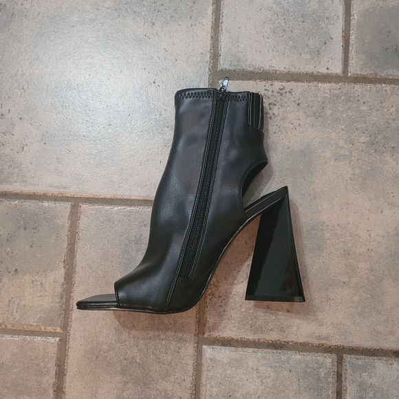 🤑SOLD🤑Steve Madden Safia Cutout Black Bootie - Picture 9 of 16